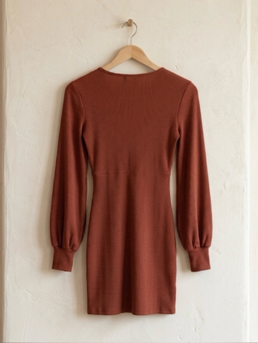Aritzia Wilfred Jeanne Ribbed Mini Dress XS Rust V Neck Balloon Sleeve Boho - Picture 3 of 9